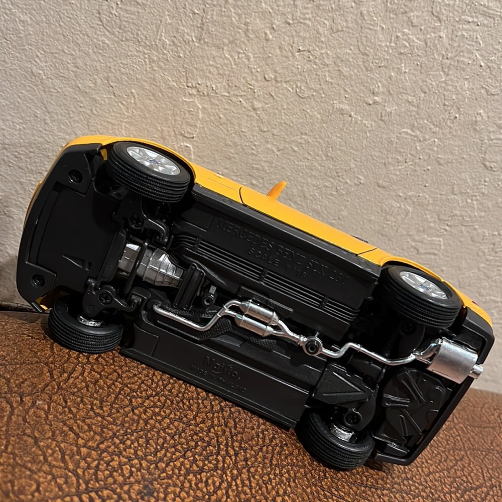 Mercedes Benz SLK 1:18 Classic and Rare Speeding Yellow Sports Race car! - Picture 6 of 8